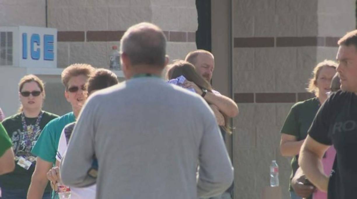 Dramáticas imágenes de los alumnos y padres desesperados por el tiroteo.