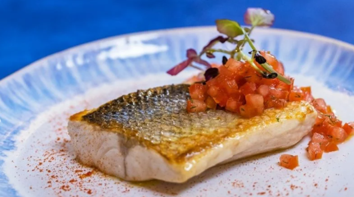 El restaurante ofrece platillos a base de pescado, como atún, salmón y bacalao negro, pero también carnes como steak tartar, prime rib, cowboy u.s prime y wagyu.