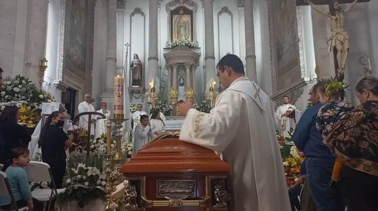 El último 11 de febrero se realizó la misa de cuerpo presente, en la que sus decenas de feligreses lo despidieron entre lágrimas y con la canción “Nadie es eterno”, seguido de aplausos. 