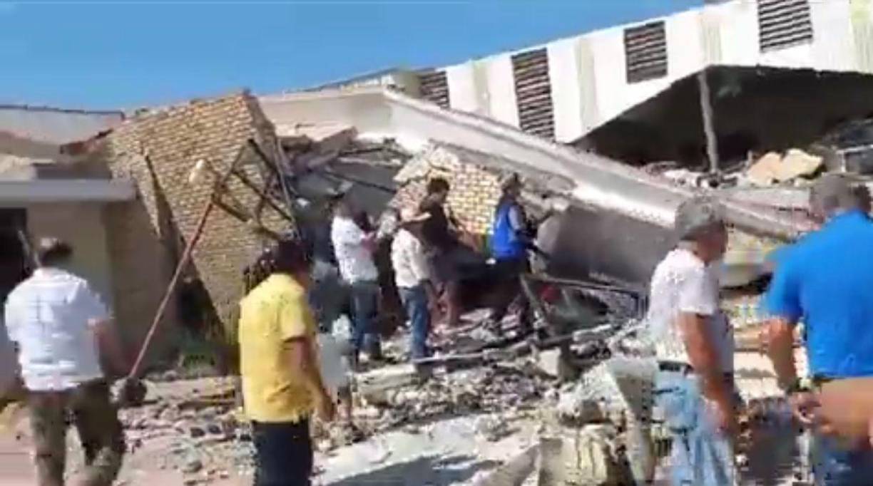 Las autoridades de rescate han emprendido labores forzadas para rescatar a las personas que quedaron bajo los escombros.