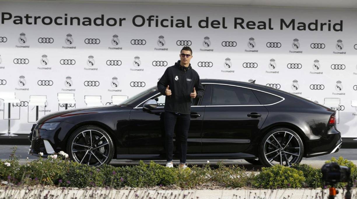Audi RS7 - Esta imagen es de la entrega de coches de Audi a la plantilla del Real Madrid en noviembre de 2017. Cristiano eligió este RS7 performance 4.0 TFSI quattro tiptronic valorado en 152.570 euros.