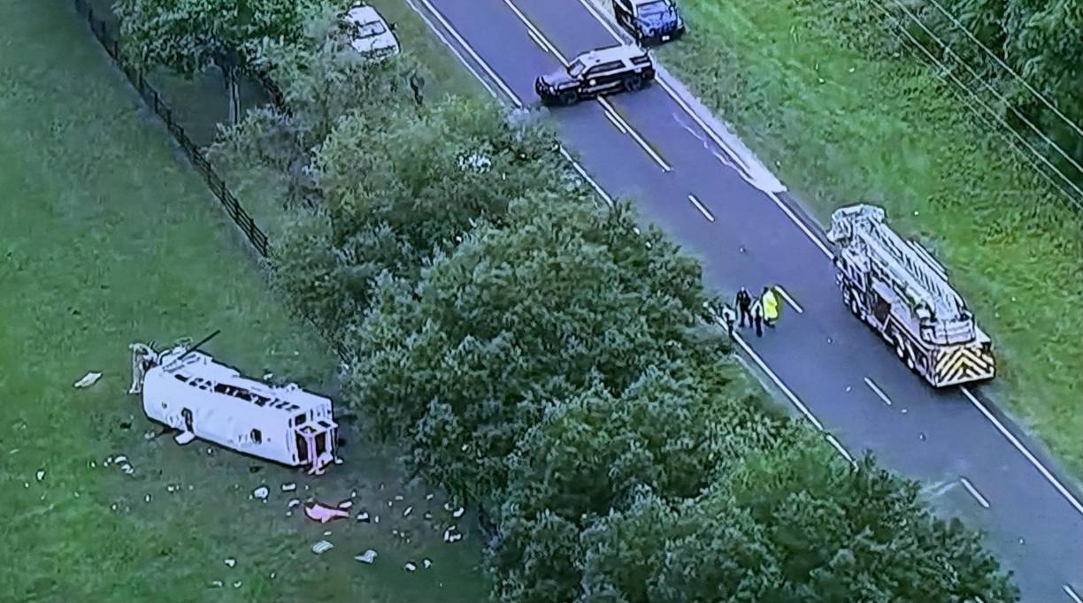 El autobús se salió de la carretera, atravesó una valla y se volcó, dijo la Policía.