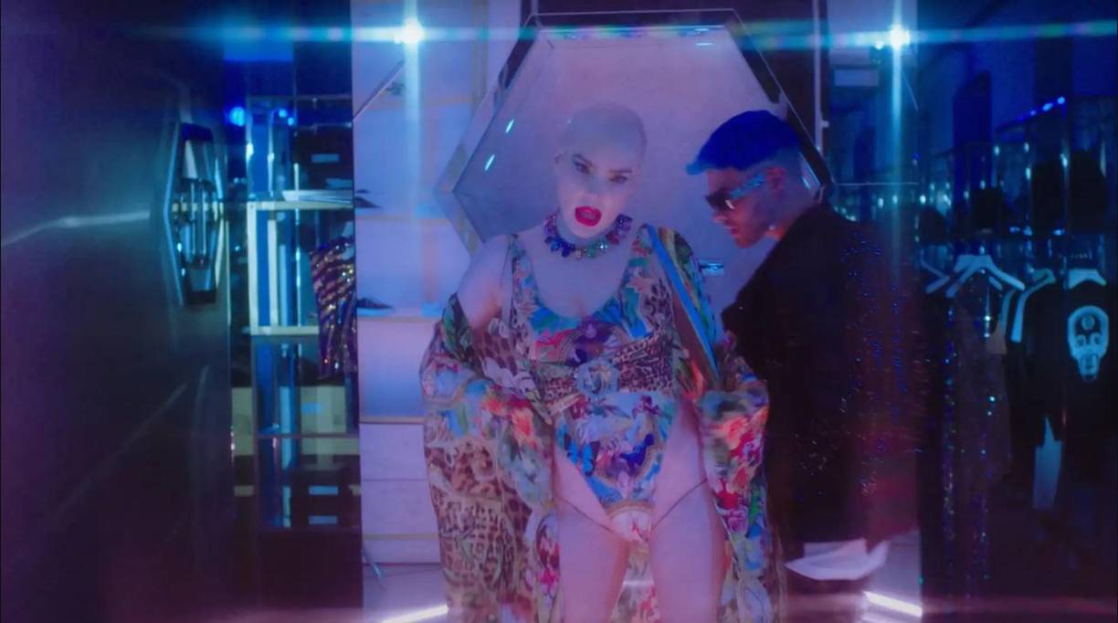 En el video se puede ver cómo el español entra a una tienda y queda flechado por un maniquí que poco a poco cobra vida.