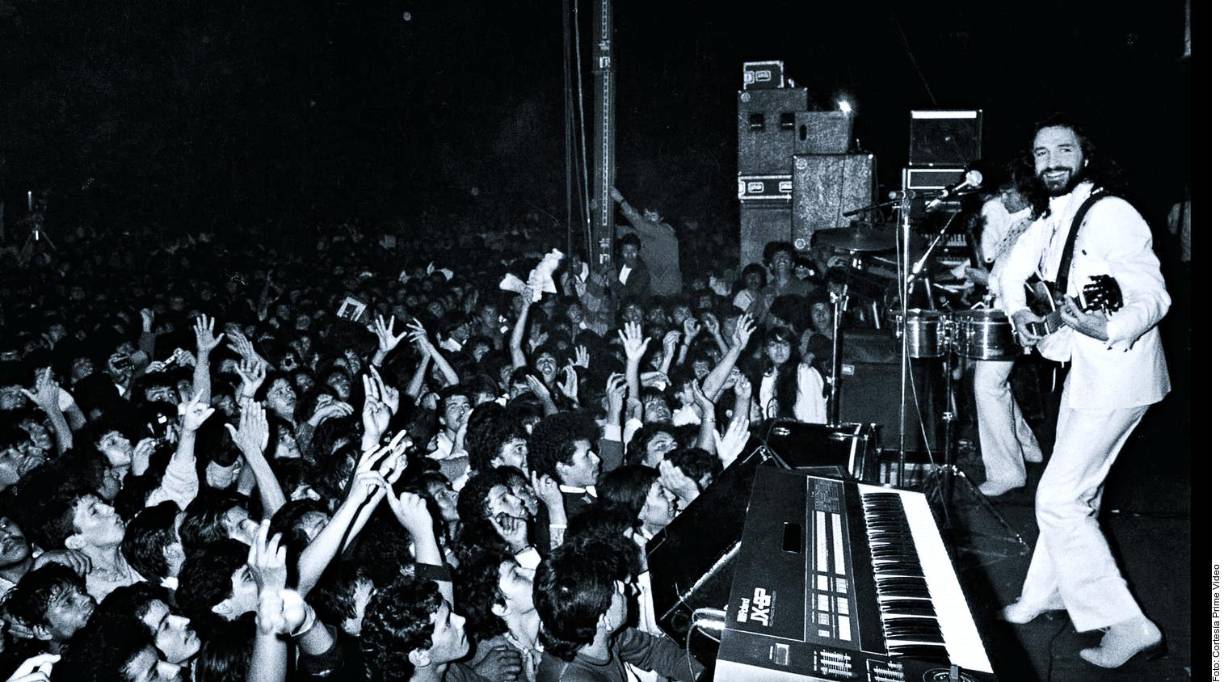 ¿Quién no conoce “Tu cárcel”, “Mi fantasía” o “Cómo fui a enamorarme de ti”? Los éxitos del legendario grupo Los Bukis que alcanzaron los primeros lugares de popularidad en varios países, recibiendo como muestra de reconocimiento y del enorme afecto de su público 15 Discos de Oro, 10 Discos Platino y un Disco Diamante. Marco Antonio Solís fue además de vocalista, también compositor del grupo.