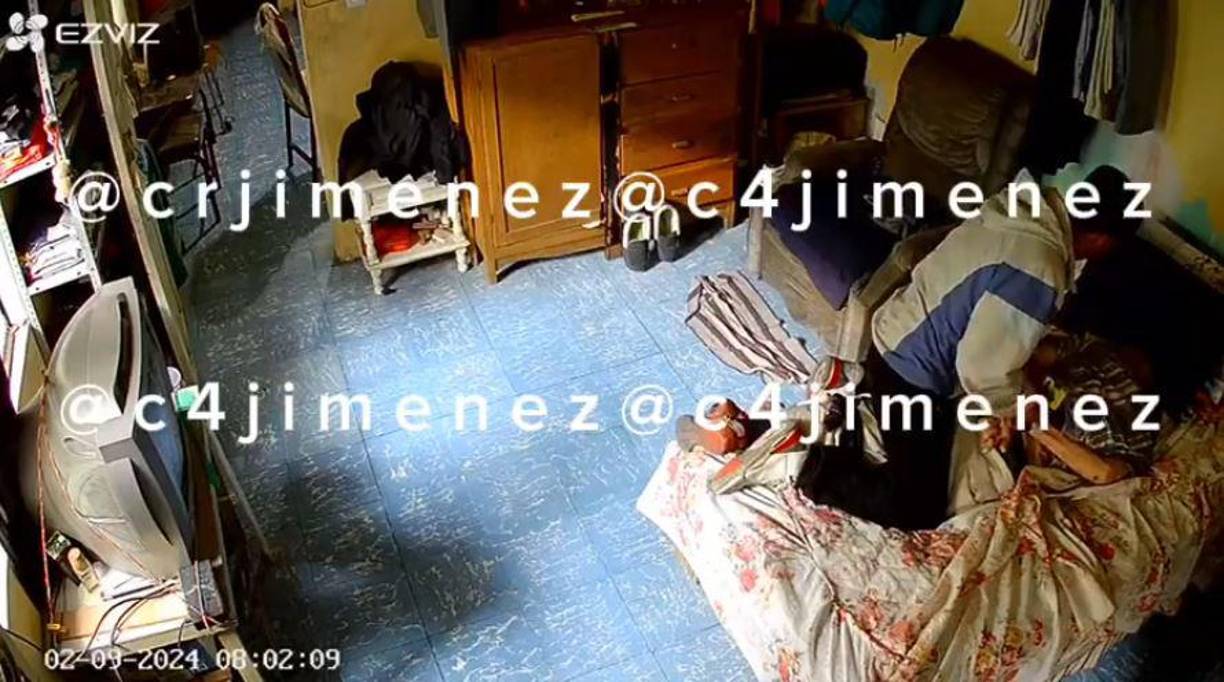 El presunto ladrón intenta atar las manos del hombre, al tiempo que lo intimida con amenazas: