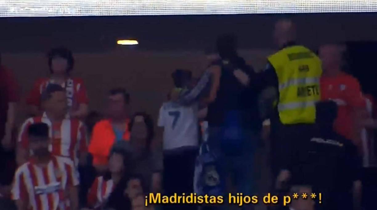 La seguridad escoltó a los dos aficionados del Real Madrid afuera de la zona en la que estaban sentados, según las imágenes de Movistar, tras ser objeto de insultos por parte de los hinchas rojiblancos. Entre gritos de “Vikingos no” y “Madridistas hijos de p***” tuvieron que marcharse acompañados por la seguridad del estadio.