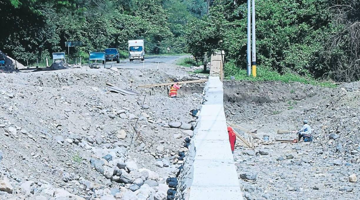 El tramo entre El Rodeo y Pueblo Nuevo de la RN-20 está compuesto por decenas de curvas en descenso, en dirección hacia San Pedro Sula, que ha cobrado la vida de muchas personas en accidentes de tránsito. 