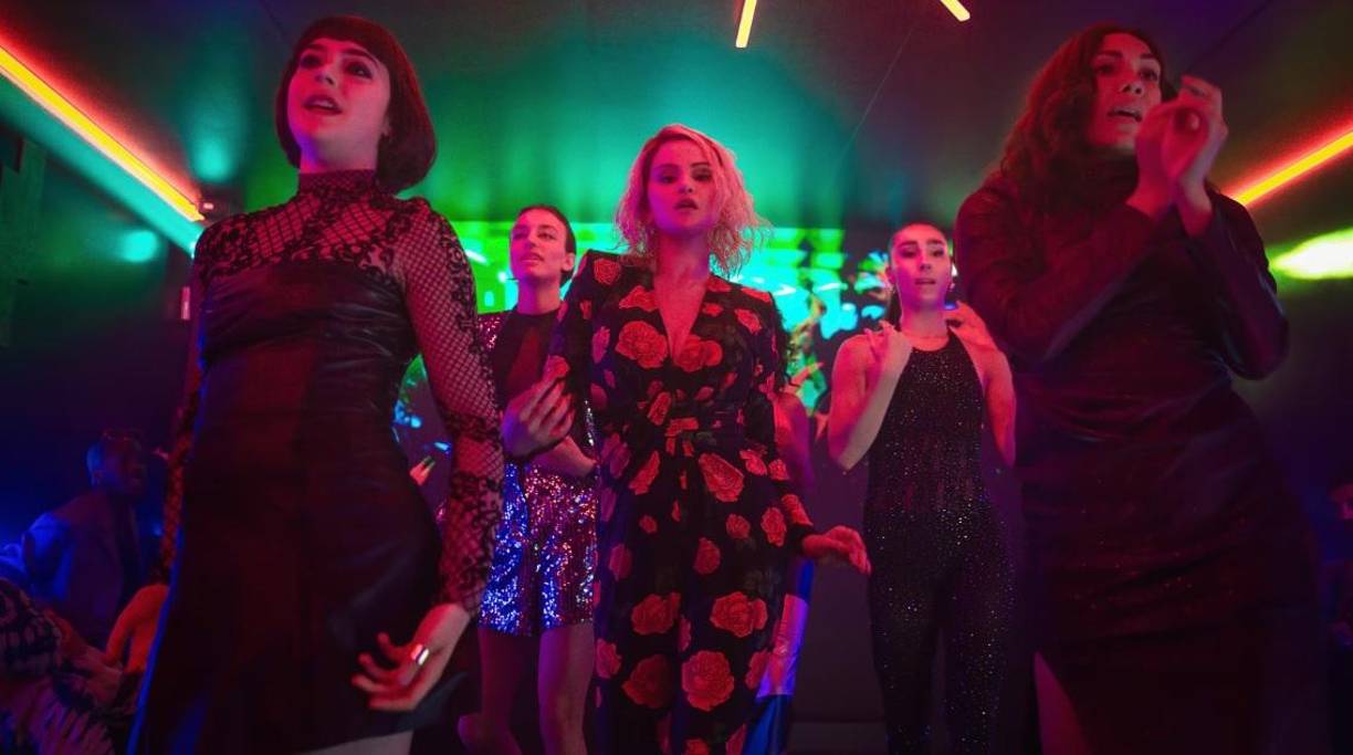 La también actriz de la serie ‘Only Murders in the Building’ continuó: “Creo que siempre querré hacer algo, y esto fue sólo una muestra de ello. Estaba muy emocionada, y el resultado me dio la vida. Siento que tanto si es música como si es parte de una serie o una película, estoy completamente abierta. Me encantaría. Cuanto más aprendo, mejor es para mi alma”.