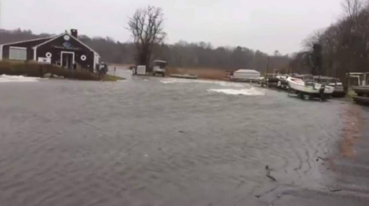 En Boston, Massachusetts, gigantescas olas inundaron las zonas costeras.