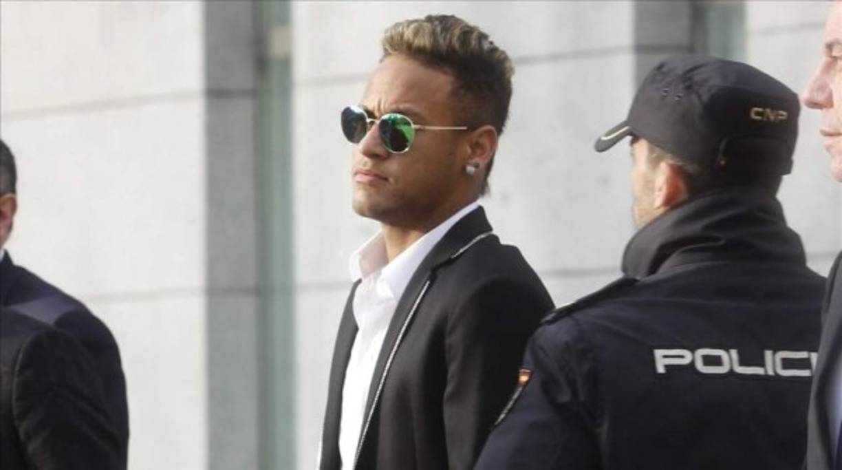 Neymar<br/>Neymar fue condenado en marzo de 2016 por la justicia brasileña a pagar medio centenar de millones de euros por fraude fiscal. El delantero logró un año después, mediante un recurso, que esa multa fuese considerablemente reducida, incluso si el tribunal confirmó irregularidades en su traspaso al Barcelona.<br/><br/>Pero el brasileño está también en el punto de mira de la justicia española por las condiciones de su traspaso al Barça en 2013. El pasado mes de mayo, el jugador y sus padres fueron enviados delante de un tribunal por 'corrupción en los negocios'. La fiscalía solicitó dos años de prisión.