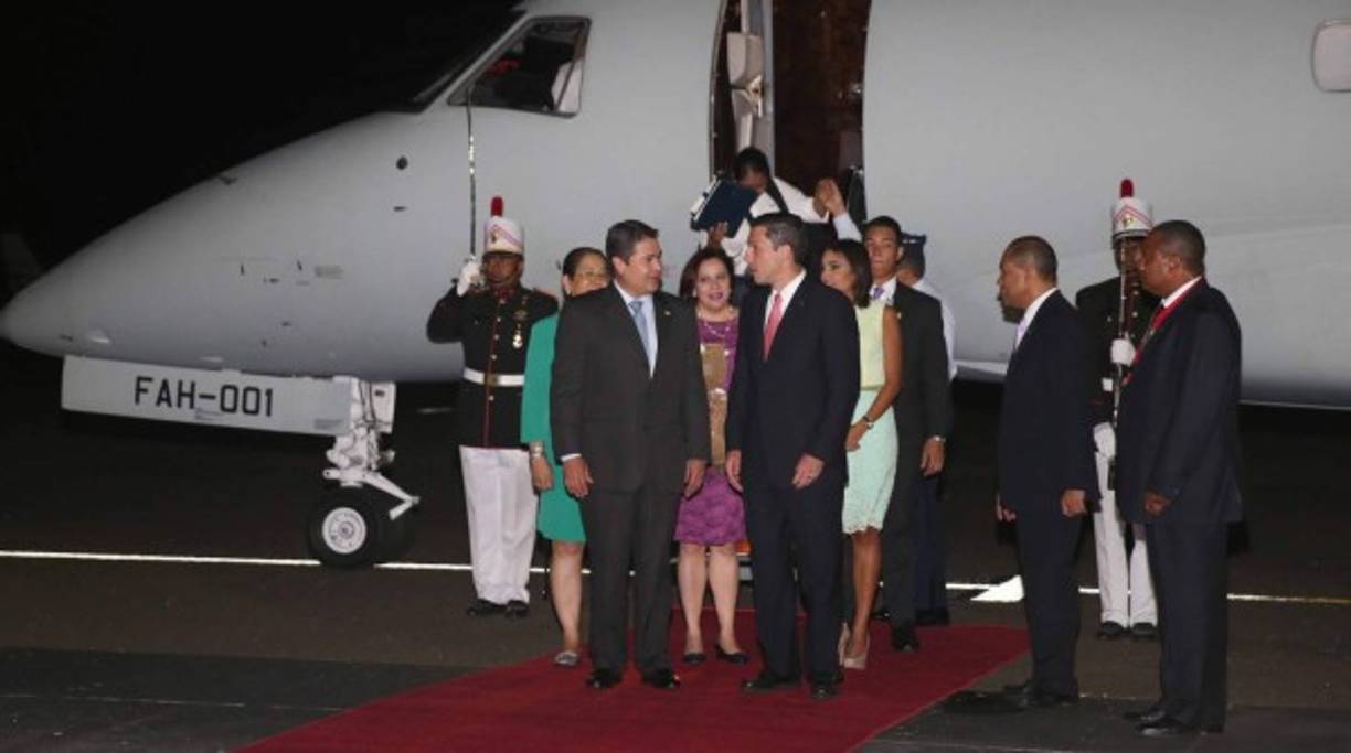 El presidente de Honduras, Juan Orlando Hernández, y la primera dama, Ana García de Hernández, arribaron en la noche del jueves a Ciudad de Panamá.