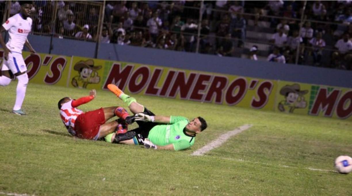 El momento de la fea lesión que sufrió el portero del Olimpia, Harold Fonseca, en una jugada con Carlos Ovidio Lanza.