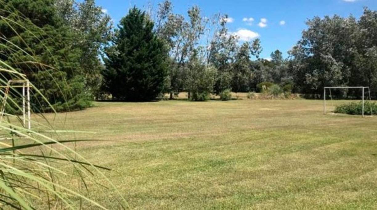 En la nueva casa de Maradona el astro argentino cuenta con una cancha de fútbol 5 con medidas reglamentarias.