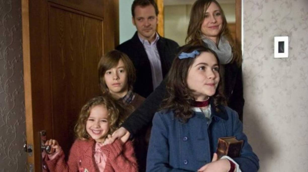 La película trata sobre un matrimonio que adopta a una supuesta inocente e indefensa niña en un orfanato, pero resulta ser una mujer de 33 años con problemas mentales que ha asesinado a otras personas que antes la habían adoptado.