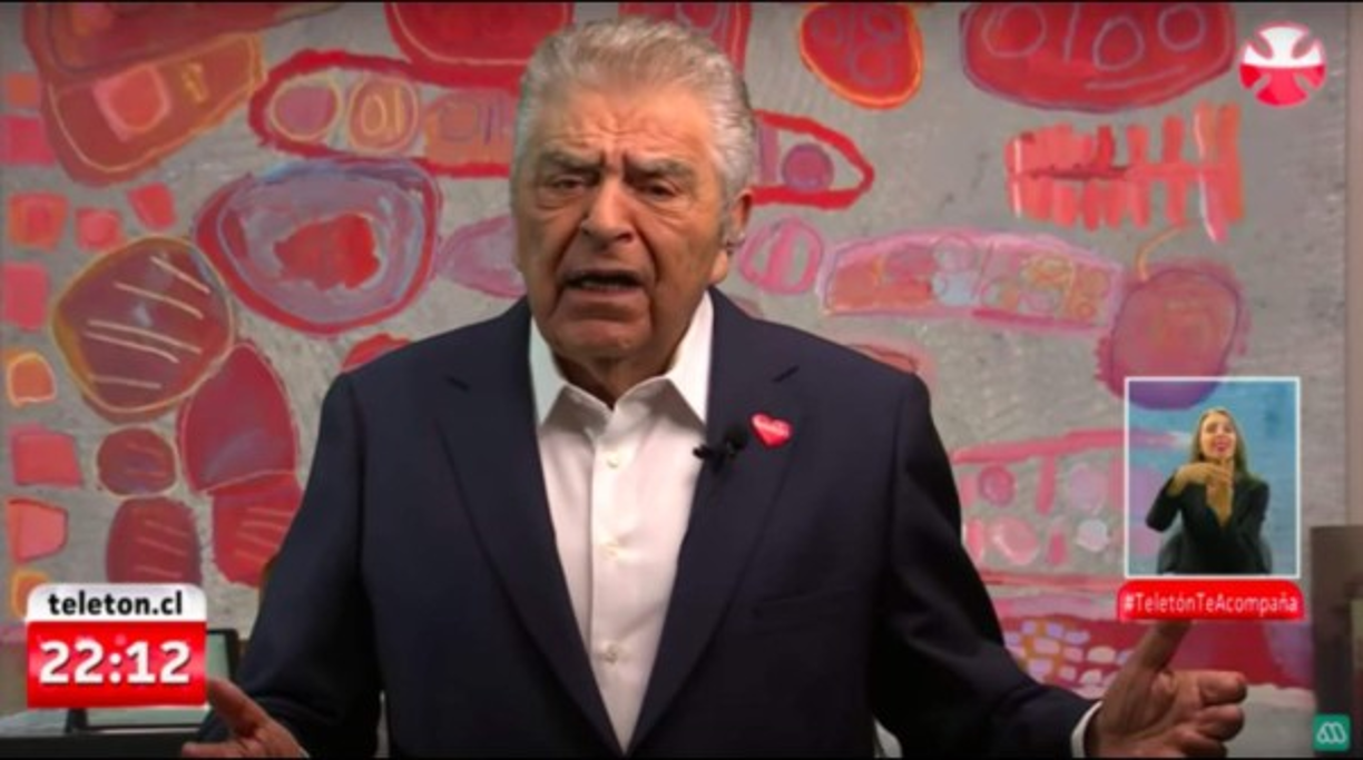 El presentador de 79 años de edad ya dejó de pintarse el cabello y ahora luce sus canas con mucho orgullo. 'Que viejito que está' le escribió una seguidora en la fotografía compartida por Kreutzberger.