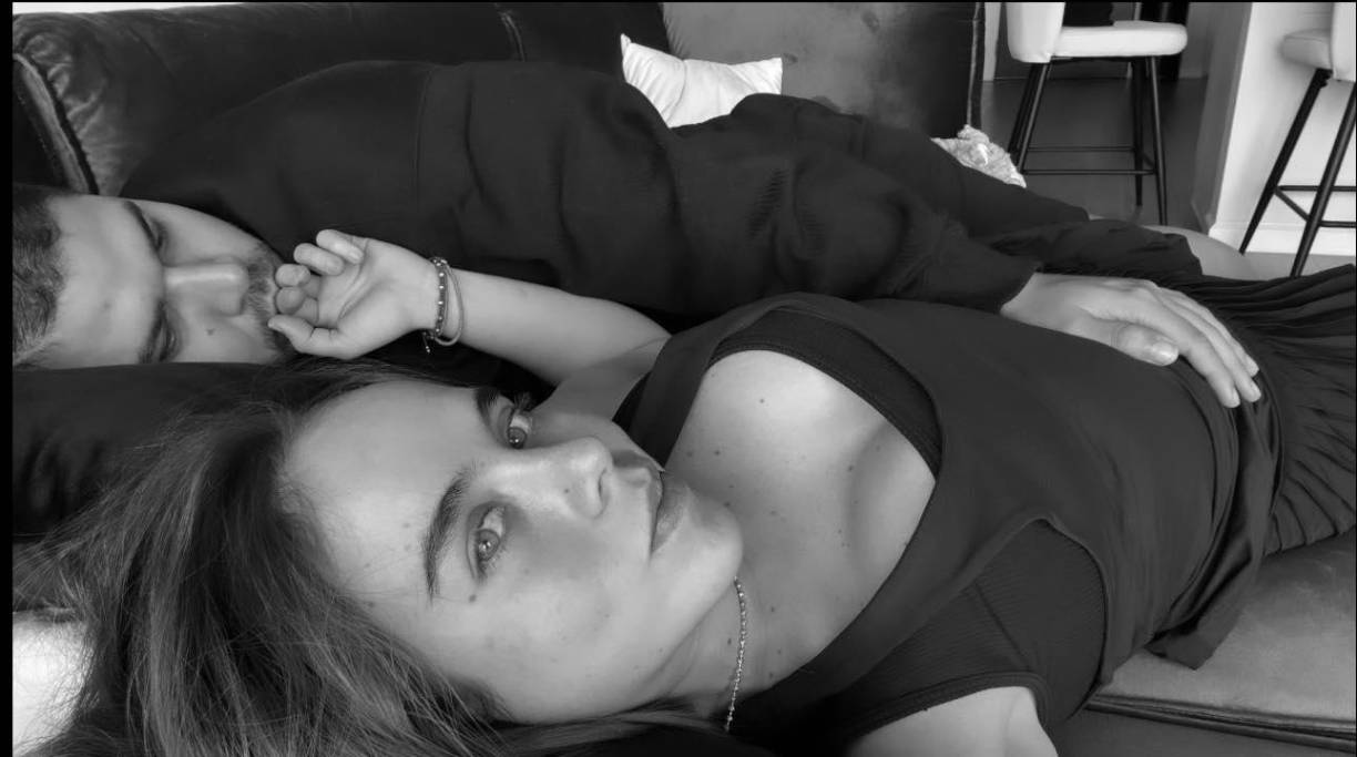 En el clip, Antonia y Chavi explicaron que fue durante su última ecografía, cuando la doctora que llevaba sus controles, se dio cuenta de que algo malo pasaba. Según lo que contaron, la doctora le hizo una ecografía vaginal a Antonia y no pudo disimular su cara de angustia, tras esto, los envió a otro hospital para otro examen de emergencia. Y fue ahí donde confirmaron la triste realidad: el bebé había muerto dentro de su vientre. 