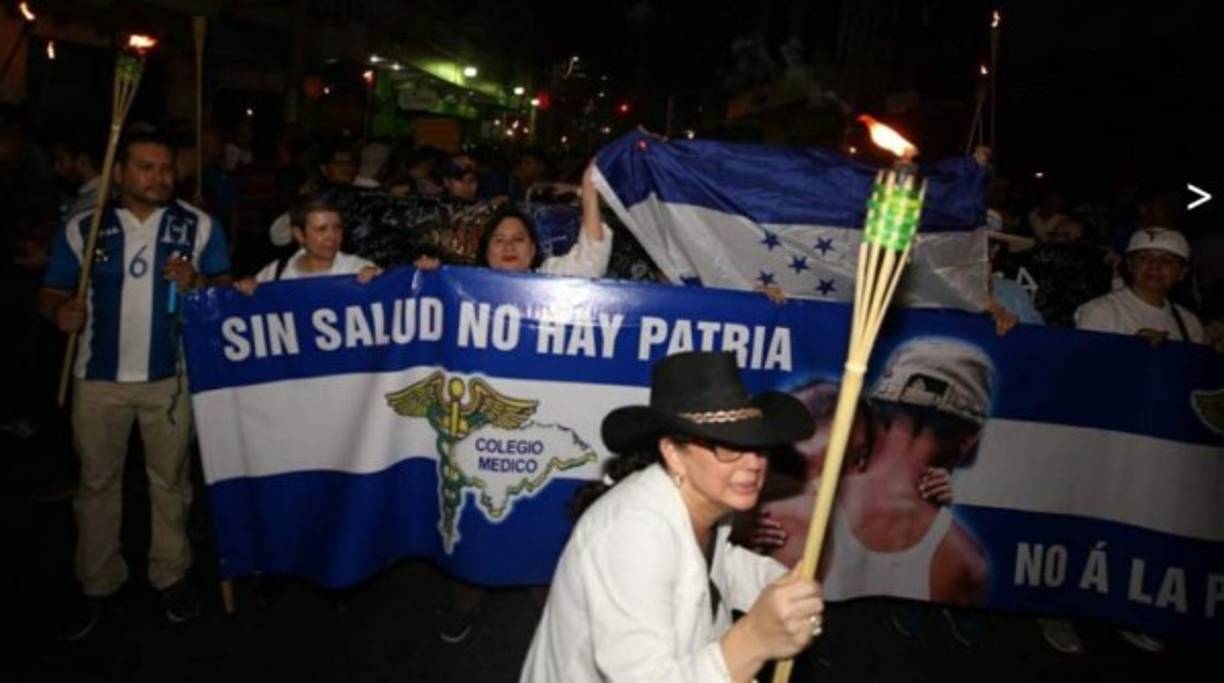 Las protestas han continuado pese a que el Gobierno ha asegurado que estos decretos, aprobados el jueves 25 de abril por el Congreso Nacional, no buscan facilitar despidos masivos sino mejorar la calidad de atención.