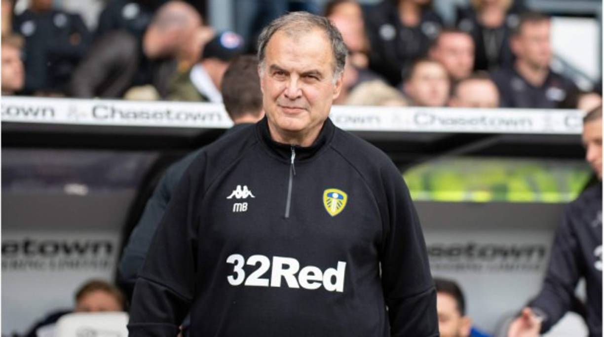 El Leeds United confirmó este viernes la renovación del argentino Marcelo Bielsa por un año más, por lo que seguirá siendo el entrenador del conjunto inglés durante la temporada que arranca este sábado.<br/><br/>Ahora ya es oficial que el técnico argentino permanecerá una temporada más en Elland Road, después de llegar en 2018 y conseguir el ascenso a la Premier League, tras 16 años de ausencia, la temporada pasada.