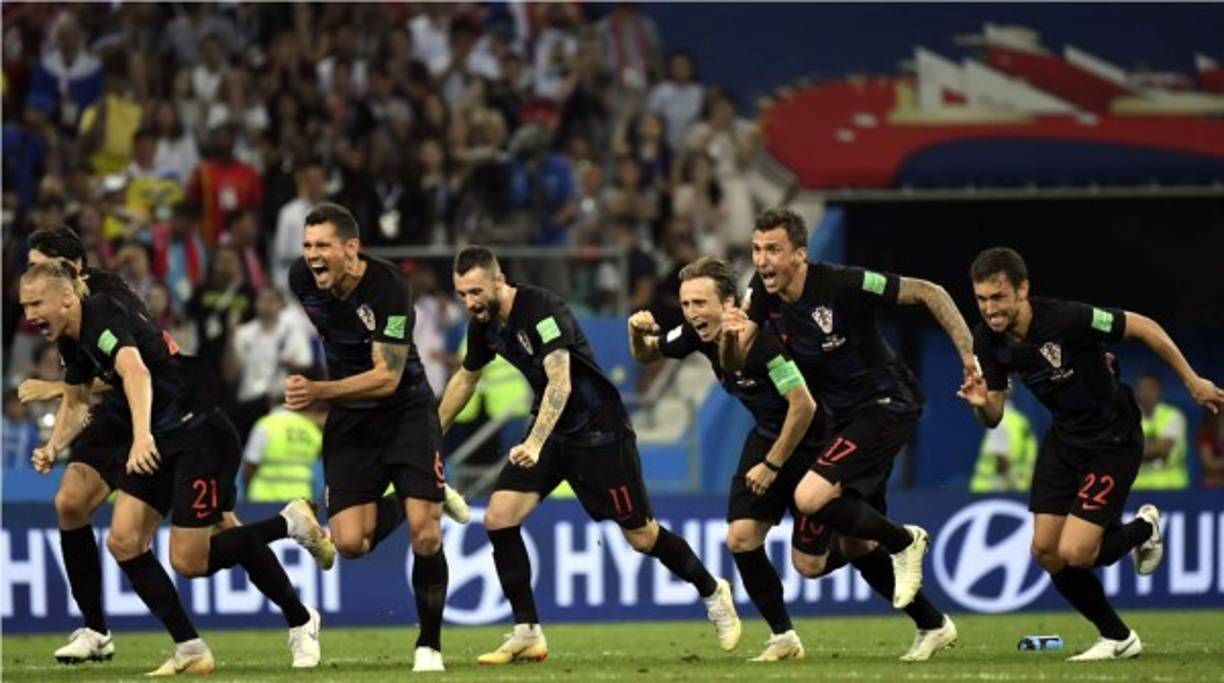 Los jugadores de Croacia corren a celebrar tras el penal marcado por Rakitic. Foto AFP