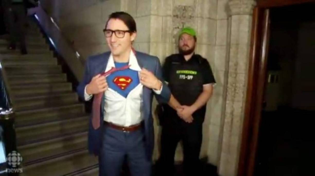 Las cámaras captaron cuando bajó las escaleras mientras se desabotona la camisa y muestra su traje de Superman.