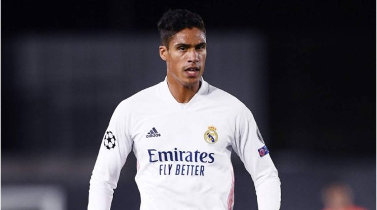 En Inglaterra dan por hecha la llegada de Raphael Varane al Manchester United. Los rumores ya apuntaban a que el futuro del defensa francés estaba lejos del Real Madrid tras rechazar las ofertas de renovación de su contrato que expira en 2022. Según las últimas informaciones que llegan desde el país británico, la salida del central podría ser inminente. Daily Mail apunta que la última oferta de 50 millones de euros planteada al club blanco, podría ser definitiva para la llegada del futbolista a Old Trafford.<br/><br/>Foto - AFP