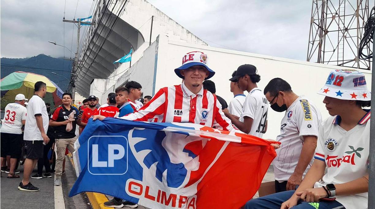 Los hinchas olimpistas llegaron desde tempranas horas al estadio Morazán.