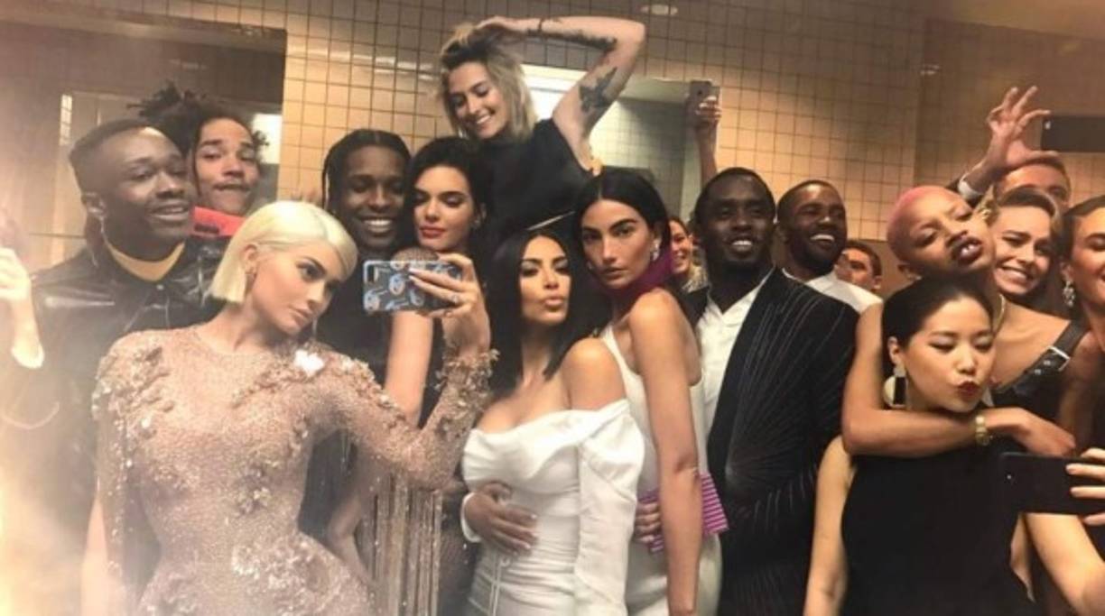 Cada vez es más complicado de saber lo que sucede al interior de la ceremonia porque desde hace tres años se ha prohibido publicar cualquier cosa en redes sociales.<br/><br/>Las paredes del MET resguardan con recelo lo que acontece en la noche de más glamour del mundo de la moda en Nueva York.