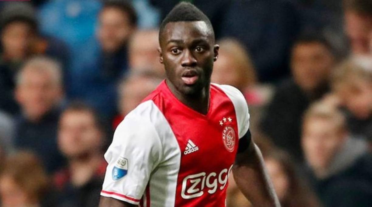 Davinson Sánchez : El central colombiano que le interesa al Barcelona desde hace varias temporadas, ahora se une el Real Madrid como el club que lo quiere y le ha hecho una oferta al Ajax, equipo en donde milita. Lo del equipo blaugrana era conocido, e incluso mandaron ojeadores a seguirle la pista durante la gira que sostuvo la Selección Colombia por España, el pasado mes de junio. Lo que sorprende es la información del medio neerlandés, y que certifica Mundo Deportivo de Barcelona, que asegura que el Real Madrid presentó en las últimas horas una oferta formal.