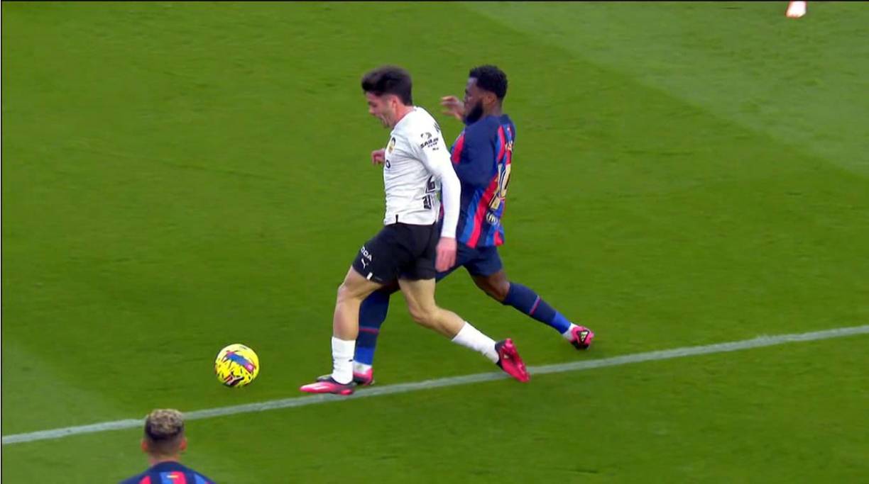 En el minuto 85, el árbitro perdonó al Barcelona de no pitarle este penal clara de Franck Kessié sobre Fran Pérez.