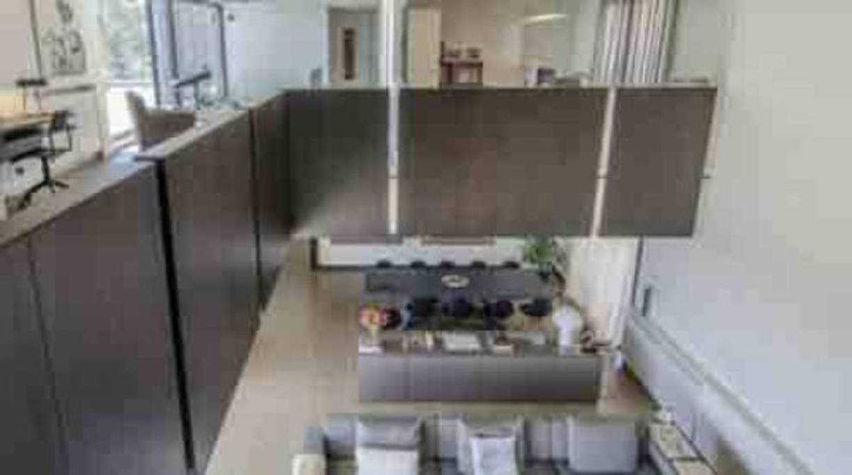 El inmueble tiene mucha luz, unas espectaculares vistas al mar y cuenta con todo tipo de comodidades como un ascensor para conectar las tres plantas o un sofisticado sistema de domótica.