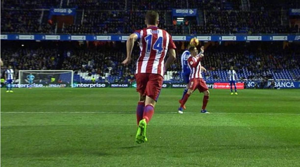 Fernando Torres lucha por controlar un balón y lo disputa con Alejandro Bergantiños, del Deportivo La Coruña.