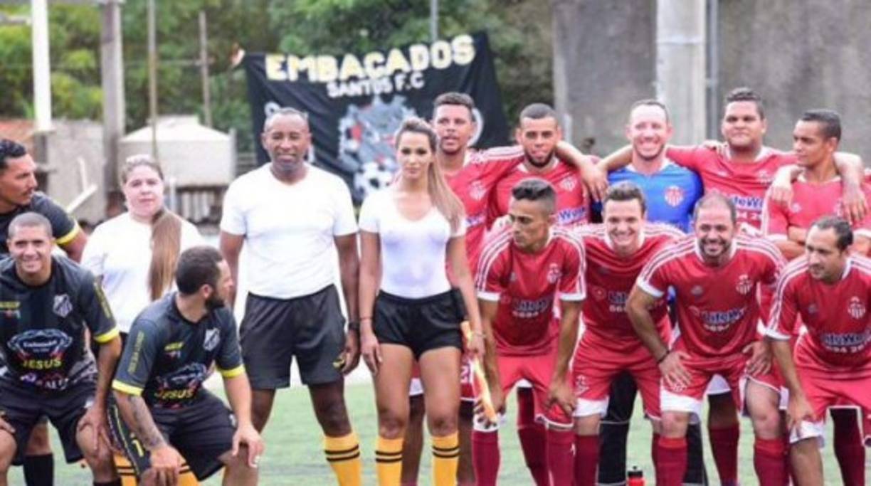 En el partido entre el Desire y Sporting, usó una playera blanca sin brasier y volvió locos a todos los presentes y explotó las redes sociales cuando salió a la luz.