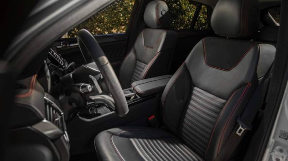 Además de la potencia y la tecnología de la nueva Mercedes-AMG GLE 43 Coupe de Karol G se controla en un ambiente donde abunda el lujo, los materiales de primera y la comodidad.