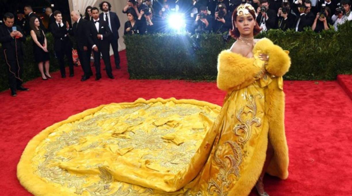 Los memes no tardaron en Twiiter, compararon el atuendo de la cantante con una pizza.