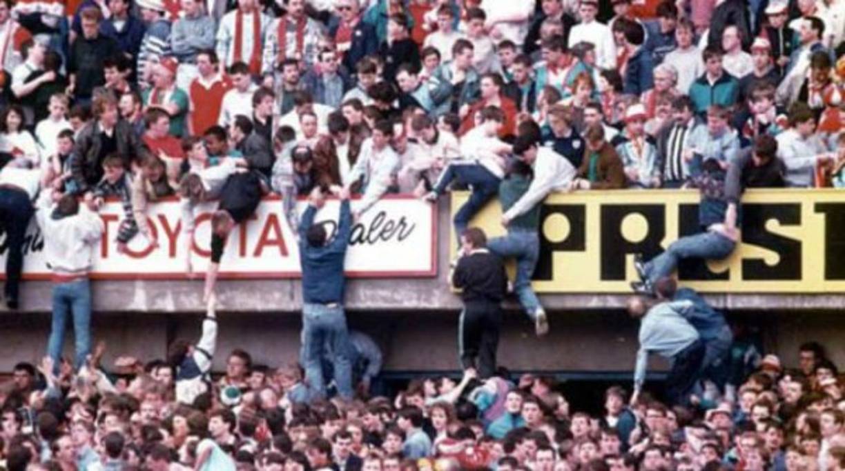 Avalancha en el Estadio Mateo Flores, Guatemala (1996). Un partido de eliminatoria entre la selección chapina y Costa Rica, 83 personas murieron y más de 200 resultaron heridas, en esa trágica noche, a consecuencia de golpes severos y asfixia, generados por la aglomeración de gente dentro de una localidad del estadio.