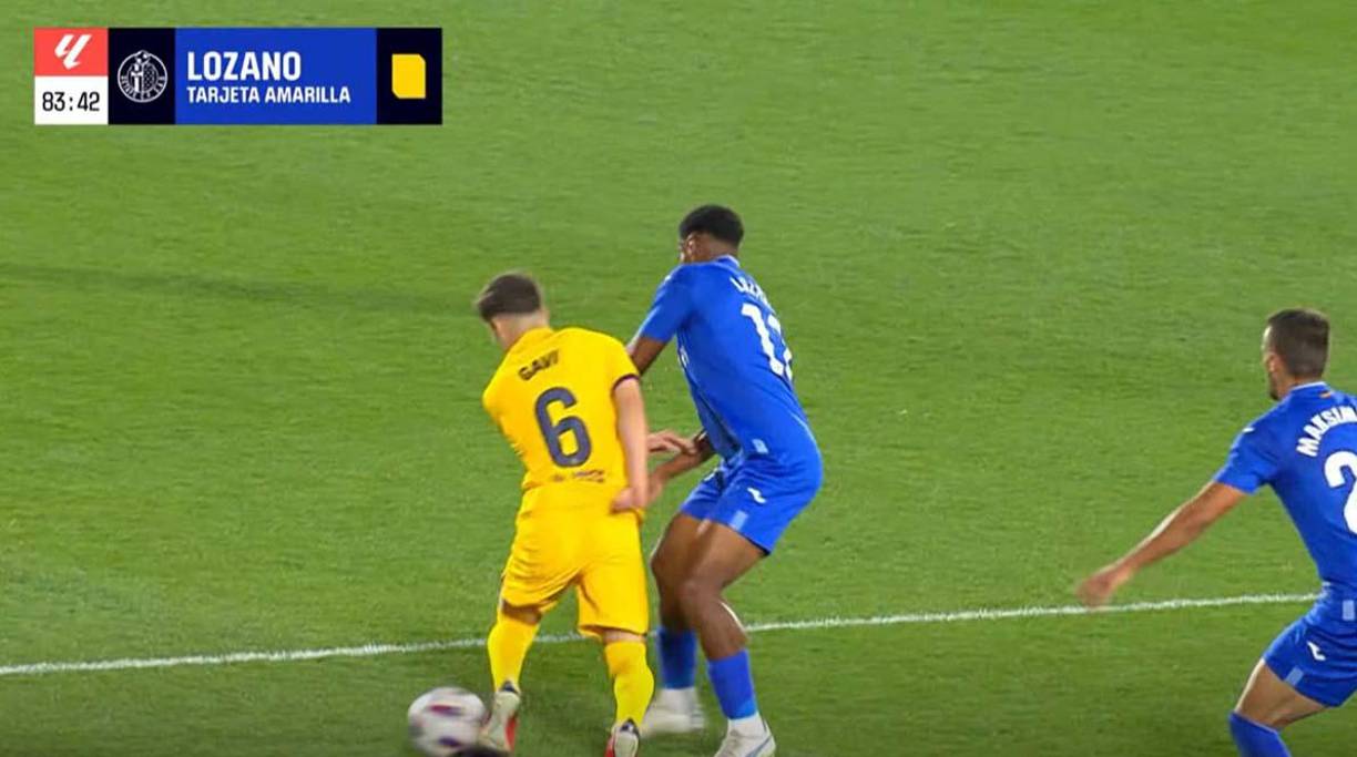 Choco Lozano le dejó un pisotón a Gavi e inmediatamente recibió la tarjeta amarilla. 