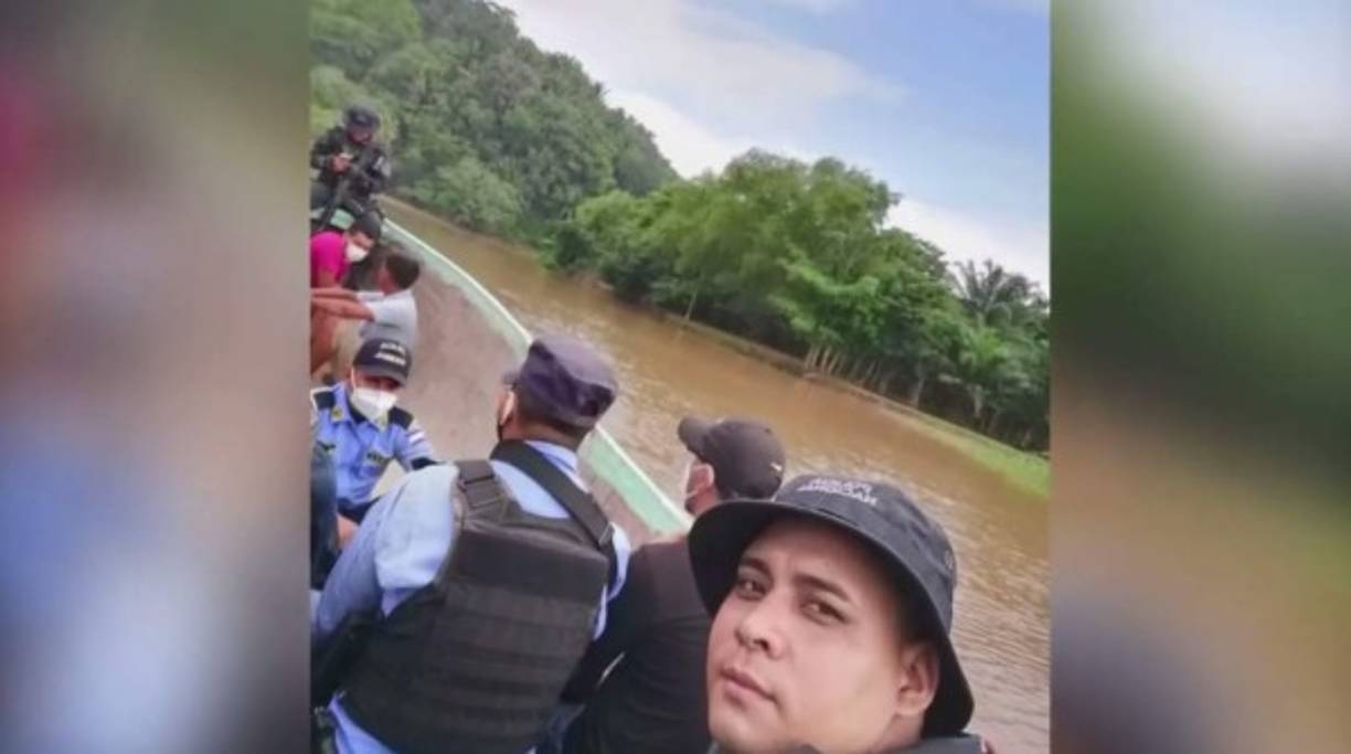 Merlo surcó la región del Valle de Sula a bordo de lanchas en busca de afectados por Eta y Iota. Su labor lo erigió como uno de los agentes más destacados del ente policial durante la pandemia.