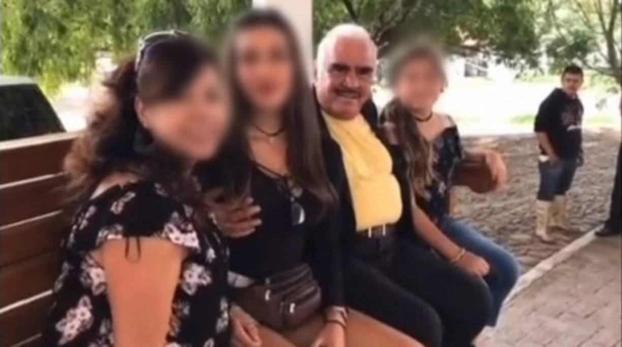 Cabe mencionar que el artista de música ranchera ofreció recientemente una disculpa al tocar de manera inapropiada los senos de más de una mujer. <br/>