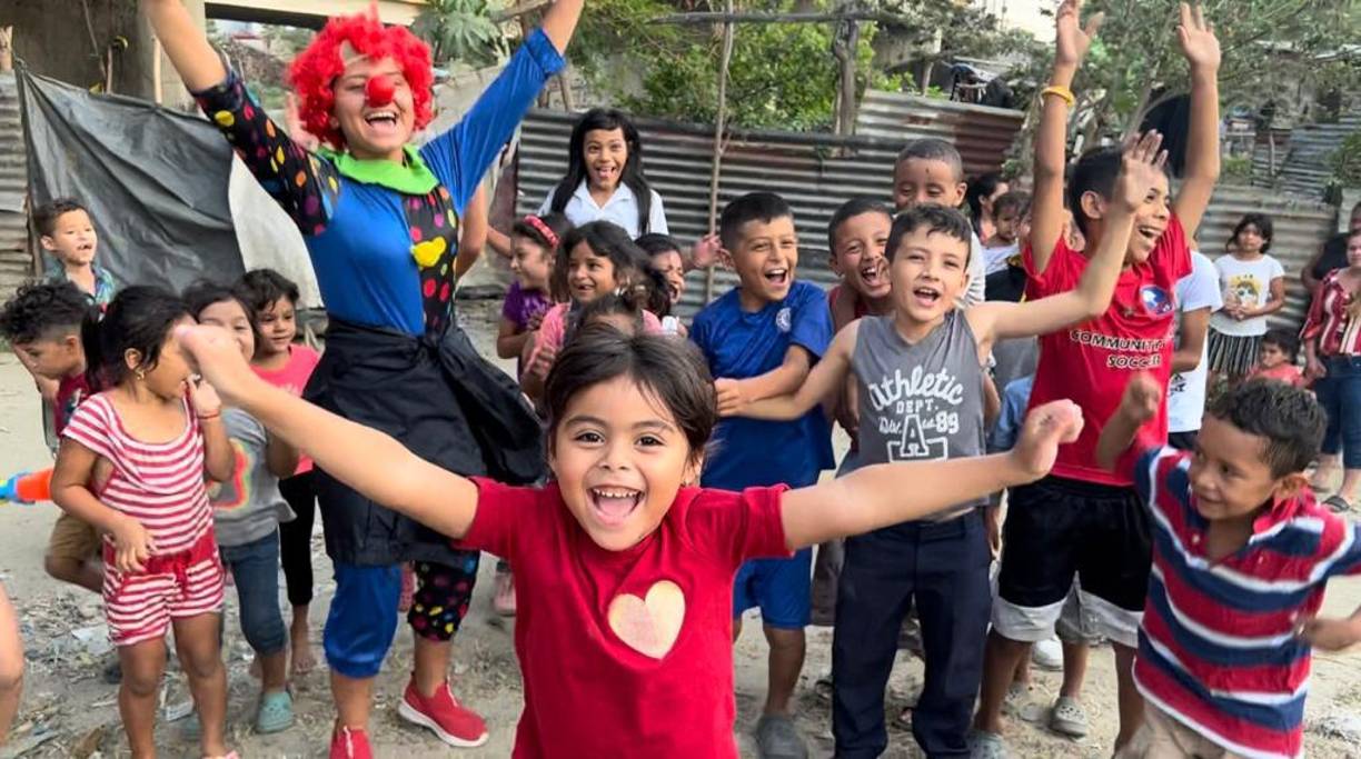Cuando llegó a los 100,mil suscriptores celebrando regalando juguetes a los niños que viven debajo de los puentes en San Pedro sula