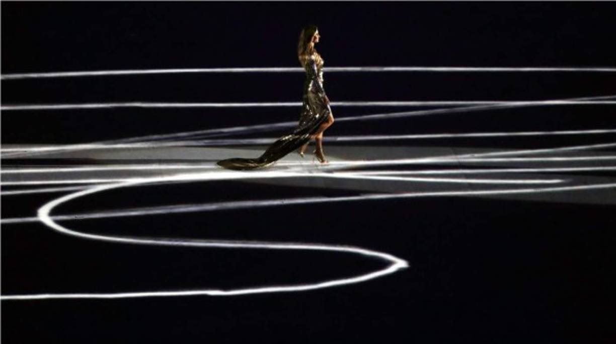 Lo ha hecho desfilando al ritmo de la 'Garota de Ipanema', la canción que Tom Jobim compuso junto a Vinicius de Moaraes en la terraza del bar Veloso, en el corazón del barrio de Ipanema. Será el último desfile que realizará como modelo.
