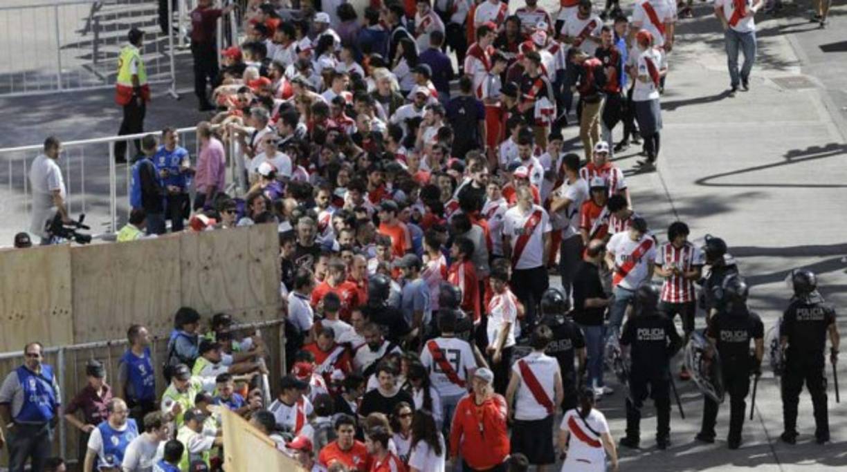 La final de Copa Libertadores se suspendió por culpa de unos hinchas de River.