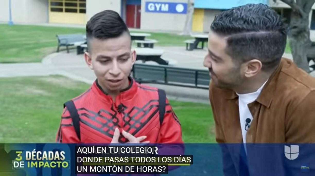 Estudia música y ya toca varios instrumentos musicales.