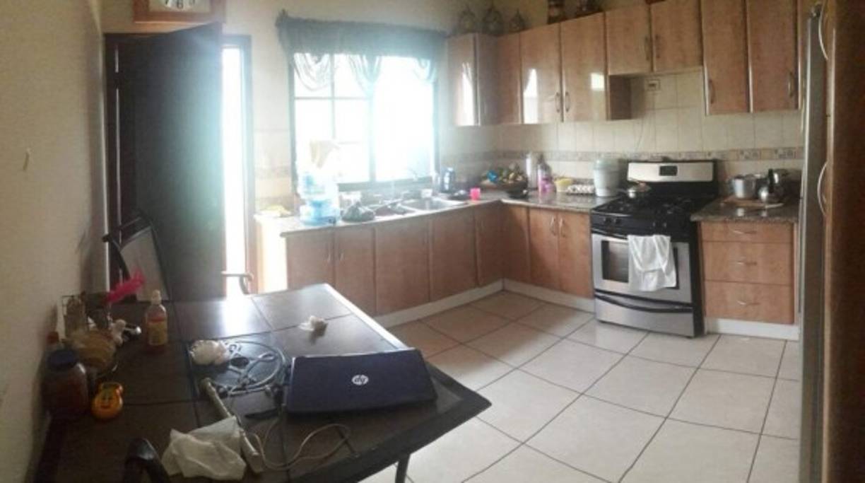 La FESCCO y ATIC aseguran una vivienda en residencial Casa Maya de San Pedro Sula inscrita a nombre de Sandra Lucía Rivas Maldonado y Francis Abigaíl García Cárcamo.