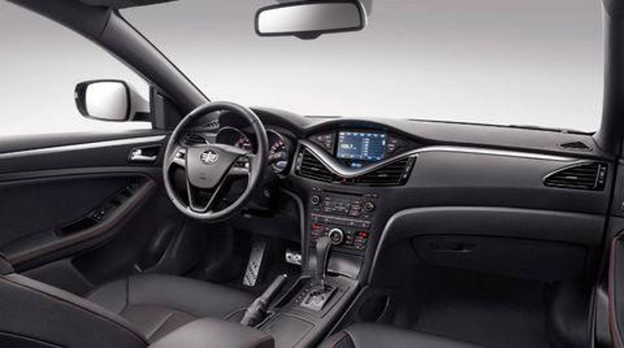 Este Bestune B70 es un sedán de lujo con un diseño deportivo, motor turbo de 2.0 litros, y caja automática de seis velocidades. 