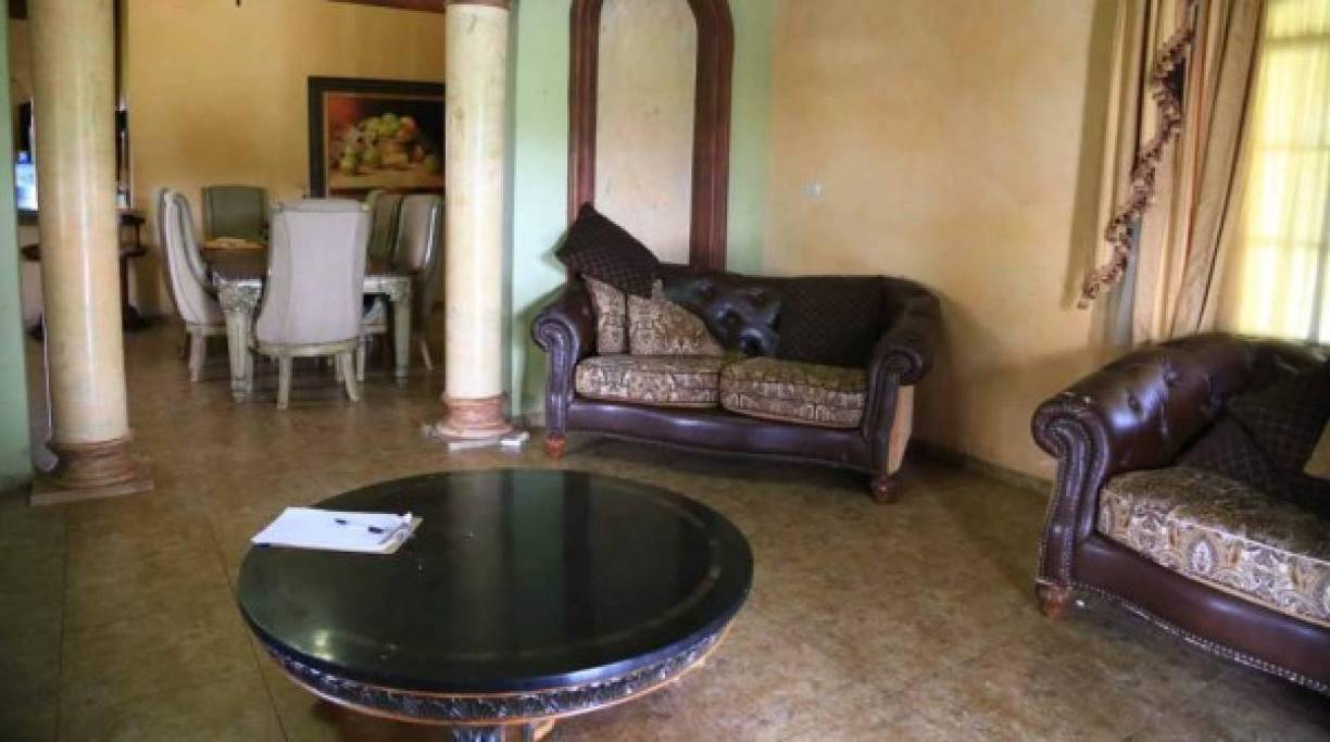 Algunas de las casas tenían mesas y pisos de mármol. Además de muebles de cuero.