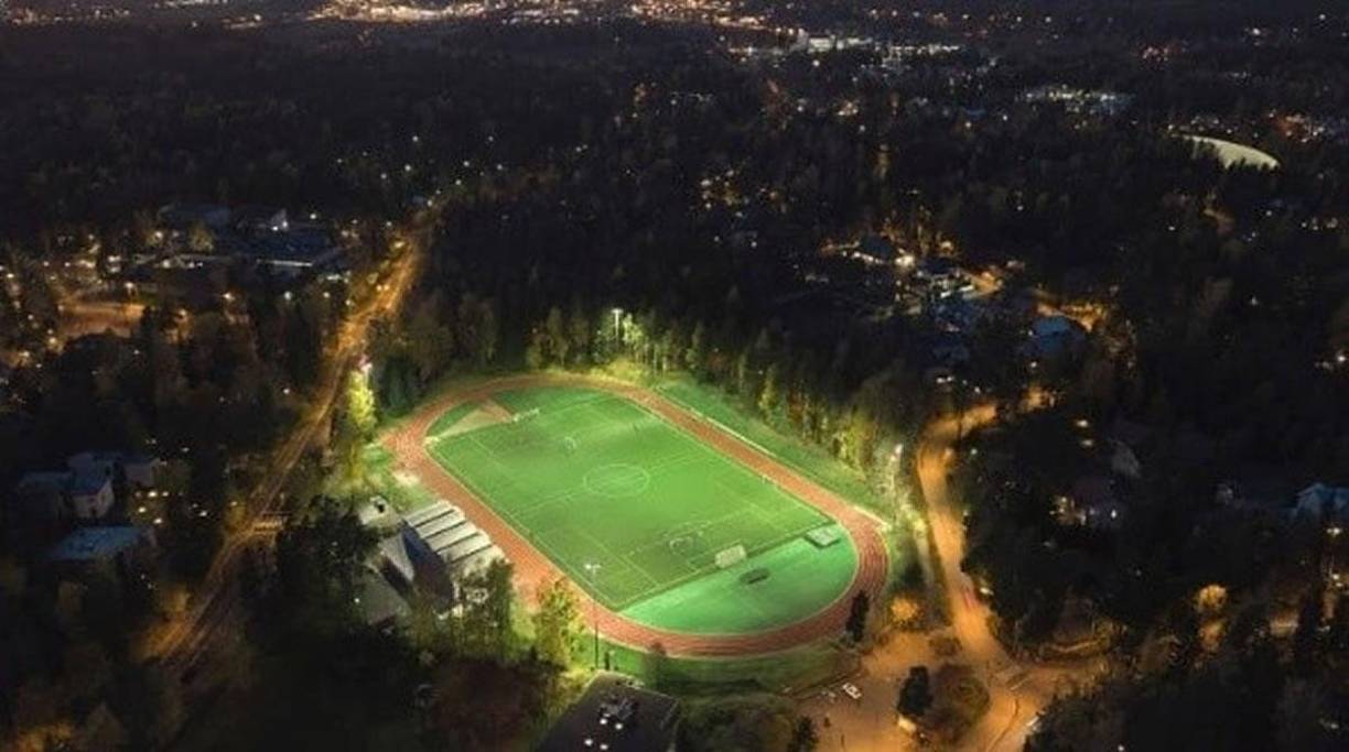 Esta cancha se ubica en la ciudad de Kauniainen, en Finlandia. Este rectángulo se destaca por su inmersión en un parque gigantesco, plagado de árboles y naturaleza, uno de esos espacios destinados a la dispersión de la población.