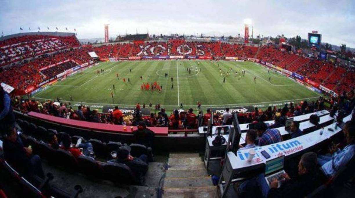 Los rumores en Tijuana afirman que el empresario es amante de las mujeres y de los excesos. Son habituales las fiestas en su mansión, donde abundarían drogas, alcohol y mujeres. También el intercambio de esposas.