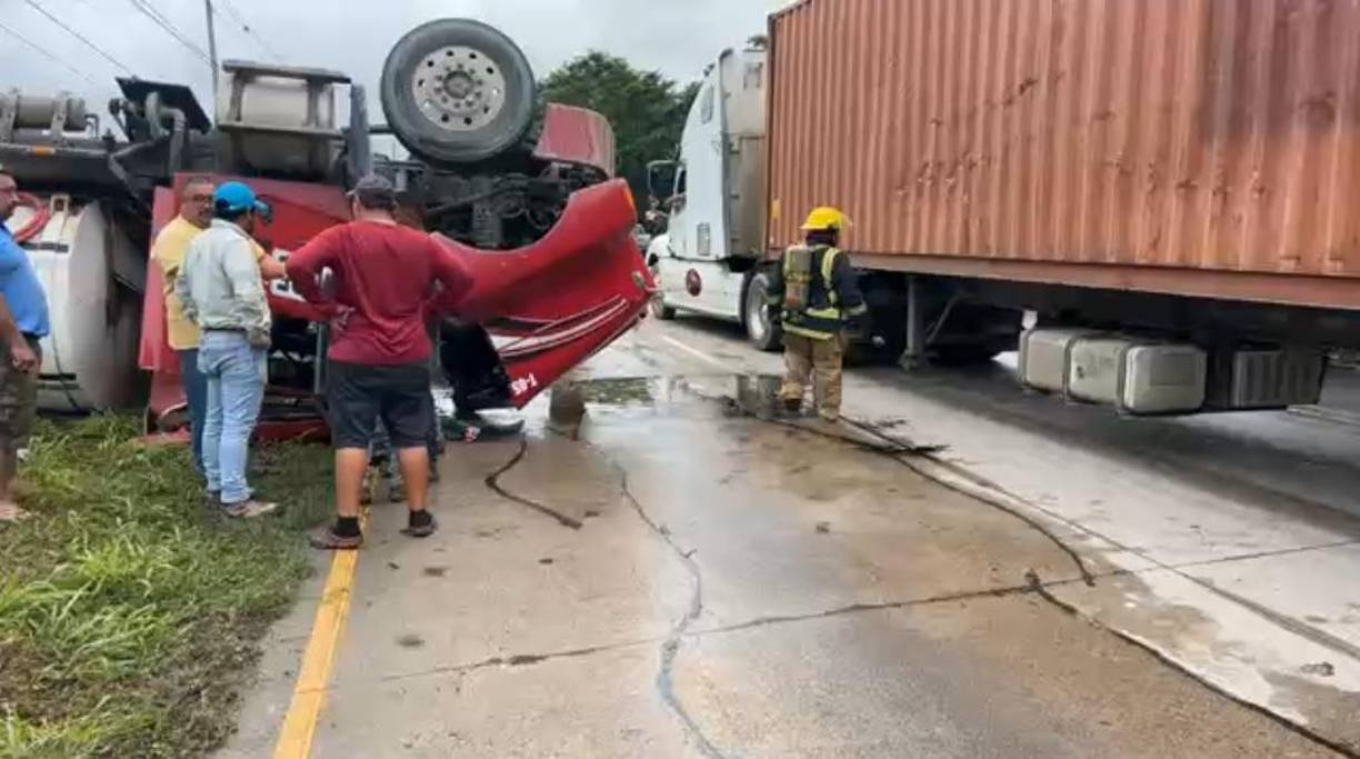 El accidente deja ya un tráfico vehicular en los dos carriles de ida y venida de esta carretera.