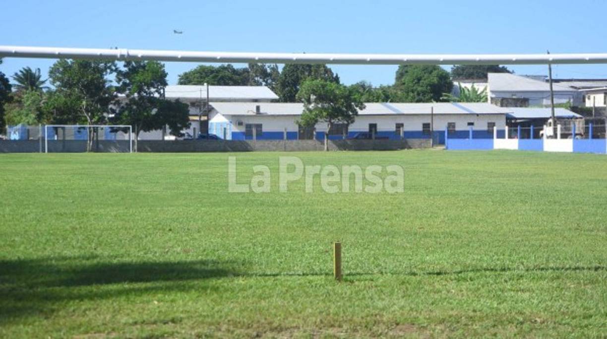 El muro perimetral lo están pintando los propios jugadores para que el Victoria pueda vender la U televisiva con publiciadad a 3 mil lempiras cada espacio de seis metros y cinco mil para los clientes que agarren doble espacio.