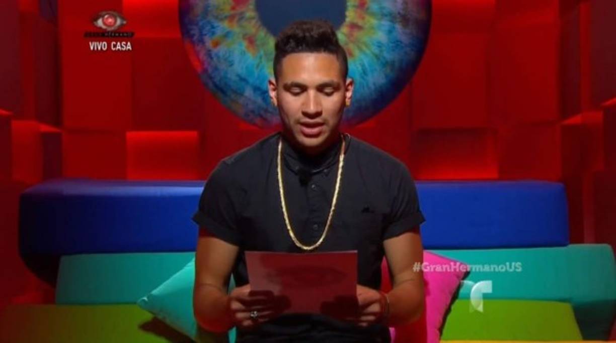 Jason vive con su madre en el estado de Indiana y se dedica a animar fiestas.